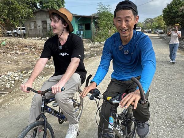 Shin Fujiyama y Alexander Makarov pasean en las calles de Aldea del Carmen, en San Pedro Sula.