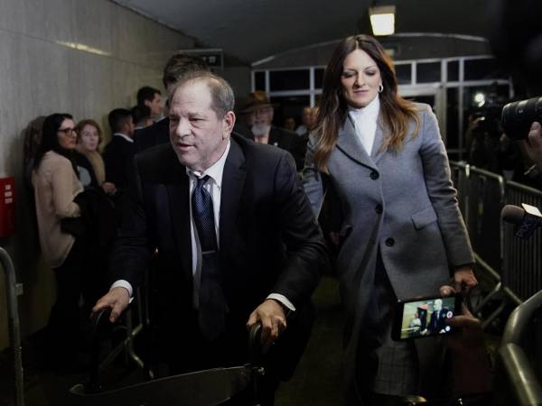 Weinstein enfrentará un nuevo juicio tras un supuesto error del juez al permitir a varias mujeres testificar en el caso sin formar parte de la acusación.