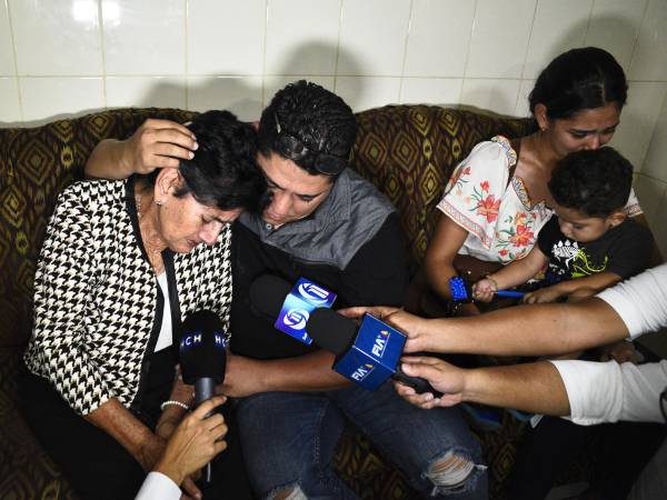 Familiares del hondureño Maynor Suazo hablan con los medios durante la llegada del féretro a la funeraria Amor Eterno, este martes en San Pedro Sula (Honduras).
