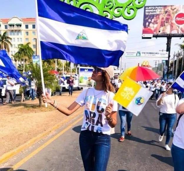 En las redes sociales circulan fotos en las que se ve a Palacios levantando, hace cinco años, una bandera de <b>Nicaragua</b> en las marchas que dejaron más de 300 muertos, denunciadas por Ortega como un intento de golpe de Estado apoyado por Washington.