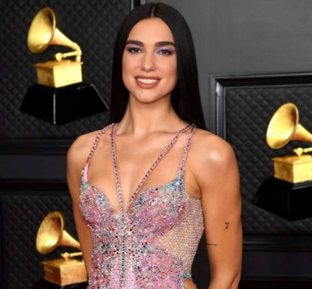 La cantante británica Dua Lipa se ha robado todas las miradas en la alfombra roja de los premios Grammy.