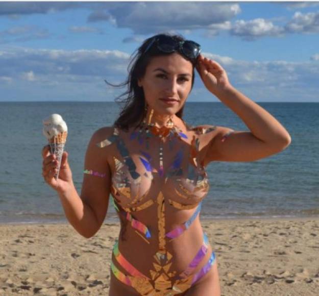 La periodista australiana Deni Kirkova decidió probar el duct tape bikini en la playa de Melbourne bajo la premisa “¿puede una mujer ‘normal’ lucirlo sin problemas?”. <br/><br/>¿El resultado? Tardó muchísimo en poder cortar las minipiezas del bikini y certifica que la cinta no resiste a las inclemencias del tiempo.<br/> “Lo creas o no, este estilismo no es el más apropiado para la playa. Tuve que huir de algunos pájaros y la cinta empezó a despegarse mientras lo hacía”. Tampoco es resistente al agua y no es recomendable beber demasiados líquidos porque ir al baño implica despegar y volver a pegar la cinta una y otra vez. '