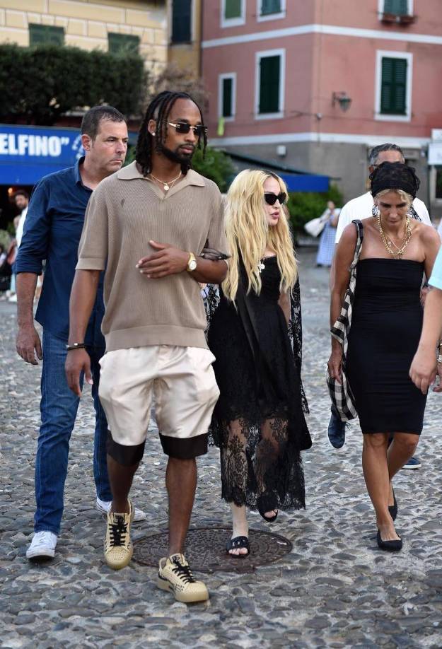 La pareja fue vista recientemente del brazo, paseando por las pintorescas calles de Portofino, Italia, justo a tiempo para la fiesta del 66 cumpleaños de Madonna.