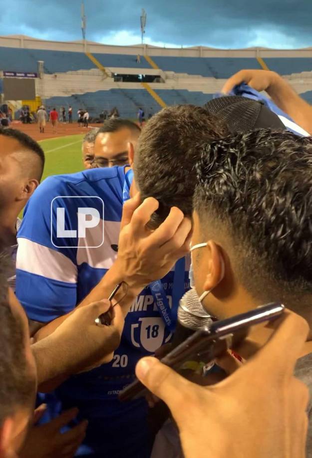 Jonathan Rougier terminó llorando sobre el campo del Olímpico cuando aficionados del Motagua le mostraron su apoyo y le pidieron que se quedara en el equipo, pues se le venció el contrato.