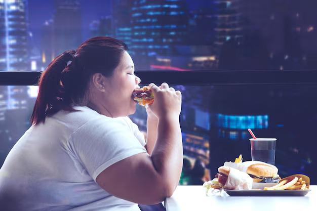 Comer más calorías después de las 5:00 p.m. tiene graves consecuencias para la salud