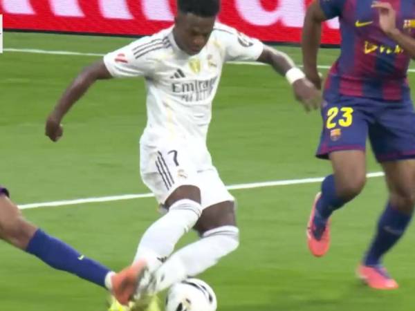 Momento de la falta que Lamine Yamal le cometió a Vinicius dentro del área.