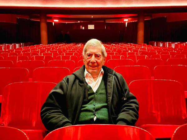 Fotografía cedida del escritor peruano Mario Vargas Llosa en un teatro, el 20 de octubre de 2024, en Lima (Perú).