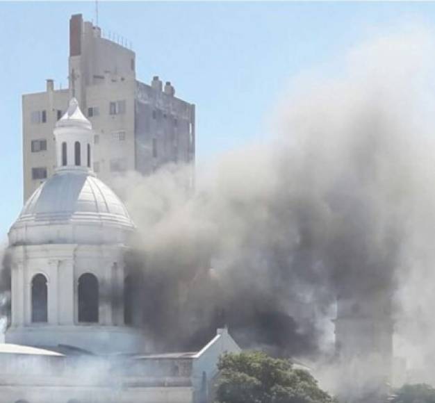 <br/>26 enero 2017. La catedral de la localidad argentina de San Nicolás de los Arroyos, a unos 240 kilómetros al norte de Buenos Aires, sufre un incendio que destruyó 'parcialmente' el edificio, que data de 1800.