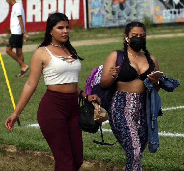 Las dos guapas chicas llegaron para trabajar como edecanes en el partido UPN-Olimpia. Luego de su llegada al estadio, se cambiaron de ropa.