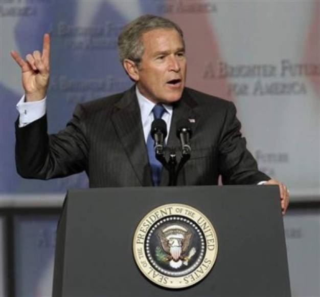 Y volviendo a la controversia illuminati, el príncipe Harry no ha sido el único en acaparar la atención por sus extraños gestos. Así fue captado el expresidente George Bush.