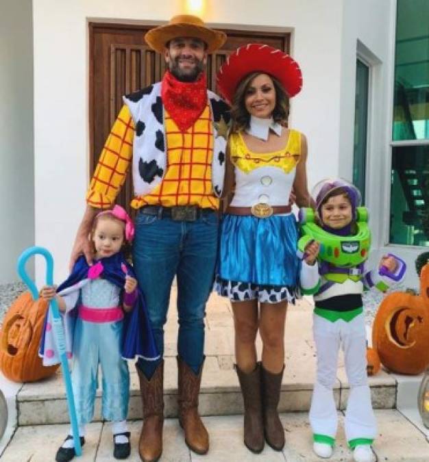 Satcha Pretto su esposo e hijos, quisieron disfrutar la fecha vestidos con los personajes de 'Toy Story'.