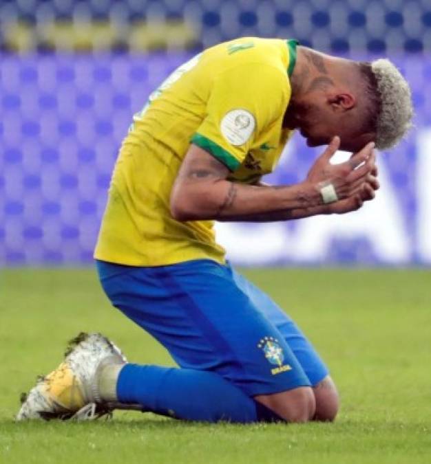 Una vez finalizado el juego, Neymar se arodilló para llorar en el campo del mítico Maracaná.