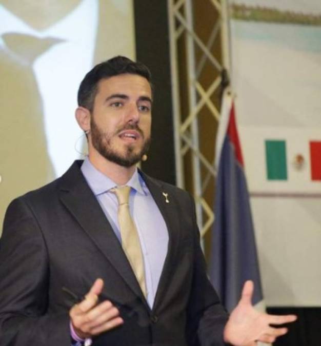 Víctor López, el asesor político que está detrás del éxito de Nayib Bukele