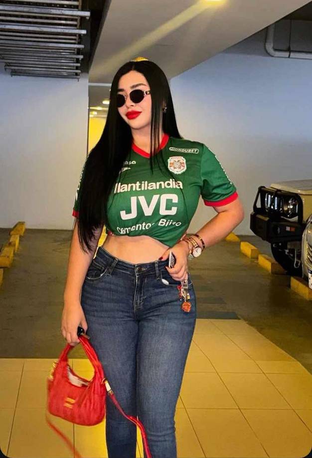 La hermosa Ana María Rojas, novia de Juan Anangonó, celebró el triunfo del Marathón contra el Motagua.