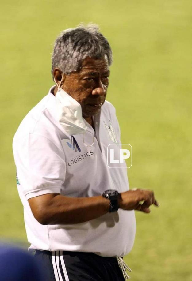 ‘Primitivo‘ Maradiaga estuvo muy pendiente del reloj, esperando que terminara el partido.