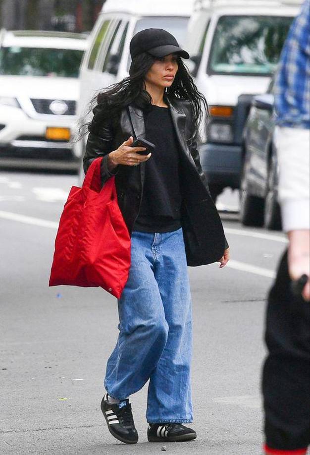 Zoë Kravitz, ícono del estilo boho-chic y minimalista, también ha apostado por los maxi bolsos, demostrando que estos accesorios pueden ser perfectamente compatibles con un estilo sobrio. La actriz ha sido fotografiada en múltiples ocasiones portando bolsos grandes de cuero negro o marrón, que complementan su estilo casual y desenfadado.