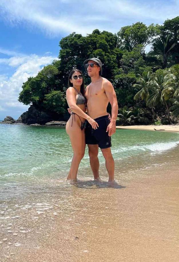 Ignacio Colombini, delantero argentino del Olimpia, se fue a Tela con su hermosa novia Rocío Pérez.