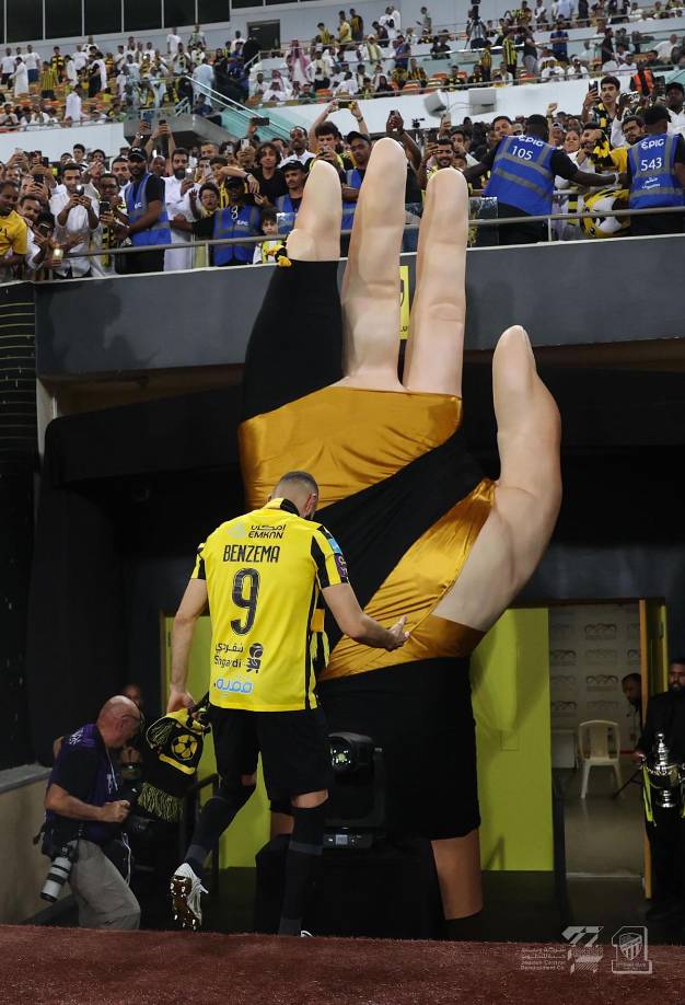 Así se marchaba Karim Benzema al vestuario, ovacionado.