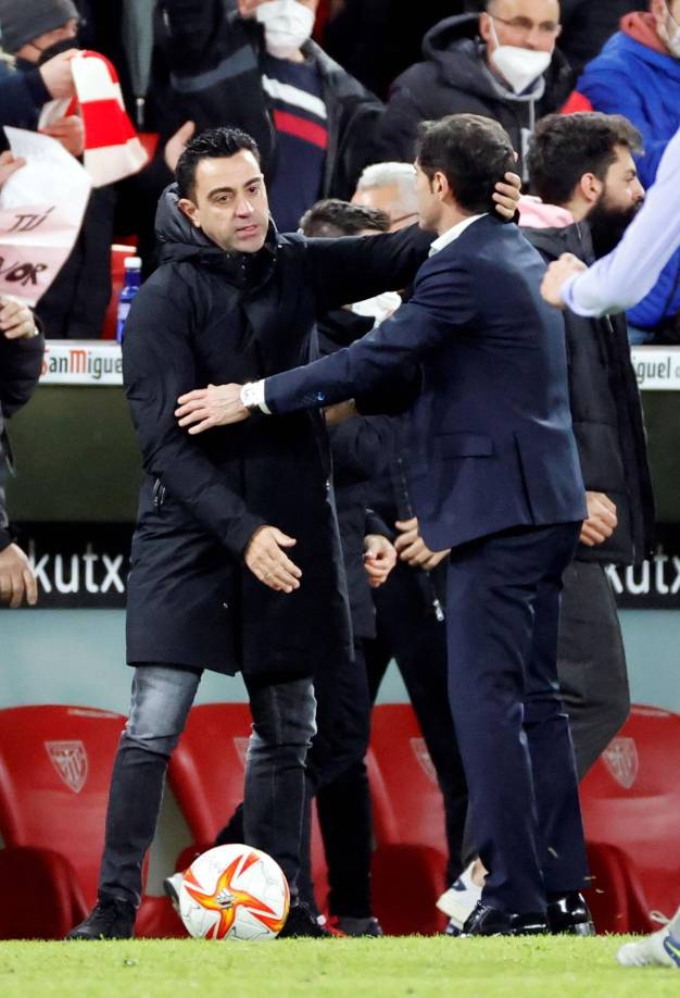 Xavi Hernández felicitó a Marcelino García Toral al final del partido.