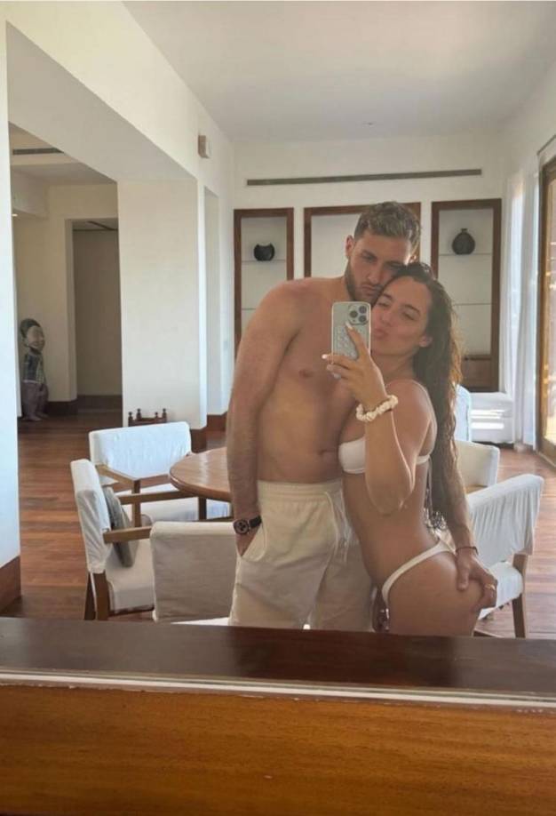 “Tengo una historia muy particular con mi novia, es difícil de entender pero la conocí por el Play, por Warzone. Nosotros jugábamos en línea, yo ya la conocía por Instagram, pero no en persona y vi que ella jugaba, entonces yo la invité a jugar conmigo. Me aceptó la invitación de amistad, empezamos a jugar en línea, como un mes sin vernos, solo escuchándonos, hasta que un día la invité a salir”, contó Santi Giménez.