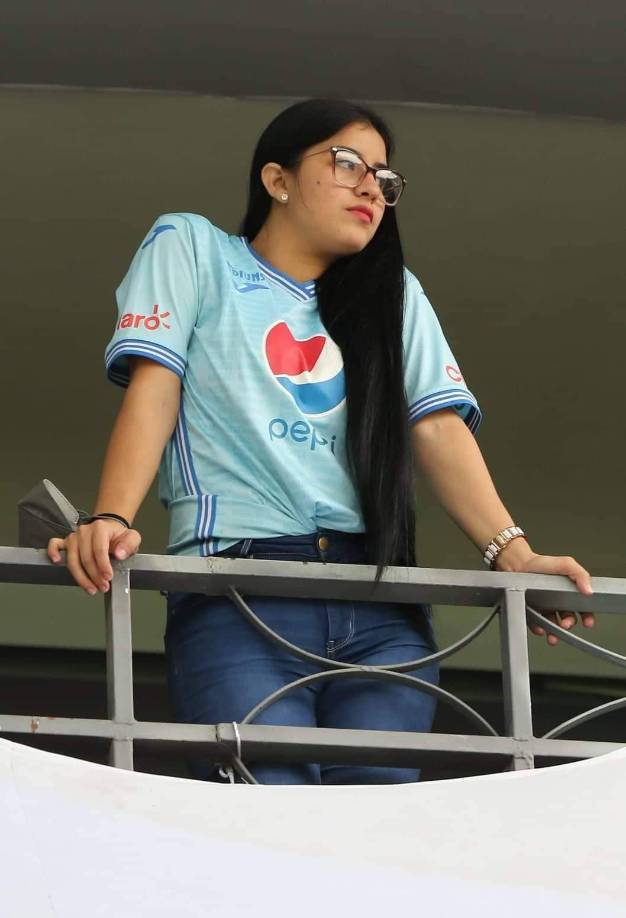 Esta aficionada del Motagua lució concentrada en el sector de palco.