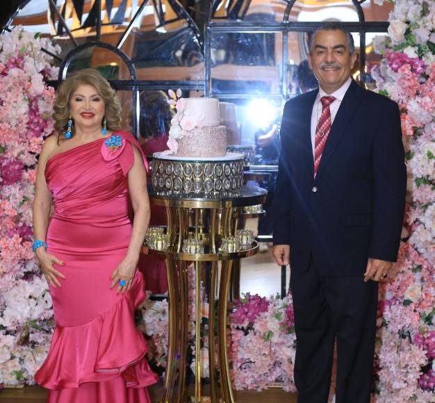Maritza Soto y Víctor Manuel Lara celebraron sus 30 años de matrimonio, esto junto a su familia y amistades cercanas. 