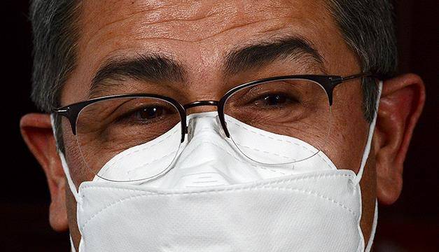 Explicó que evalúan los recursos probatorios en su contra y buscan acuerdos para evitar gastos y condenas severas, declarándose culpables de un delito a cambio de ciertos beneficios.