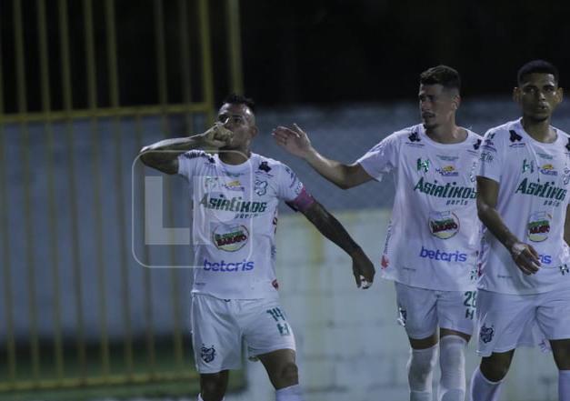 Jorge Cardona celebró de esta manera su golazo que le dio el triunfo al Platense ante Marathón.