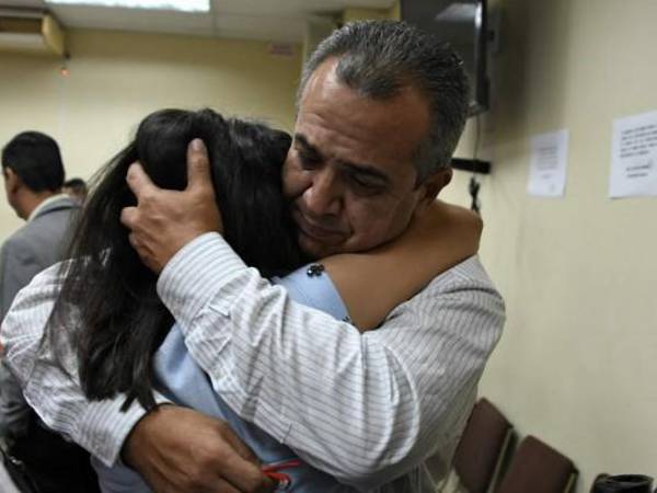 <b>Sergio Rodríguez Orellana abraza a una familiar en los juzgados.</b>