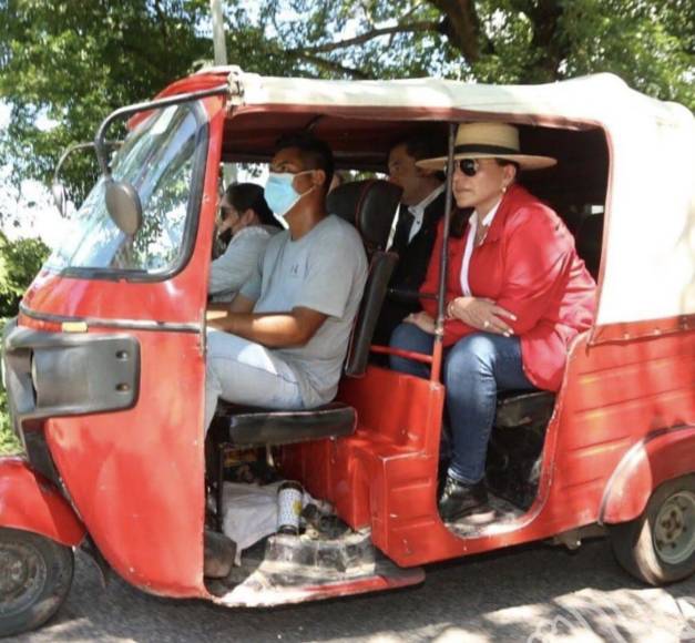 La presidenta recorrió La Lima en una mototaxi. En el vehículo también iba Erick Tejada y Héctor Zelaya, secretario privado de Xiomara.
