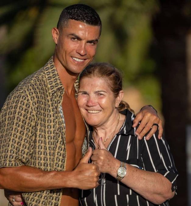 Además de su esposa e hijos, Cristiano Ronaldo también decidió llevarse a su adorada madre en sus vacaciones.