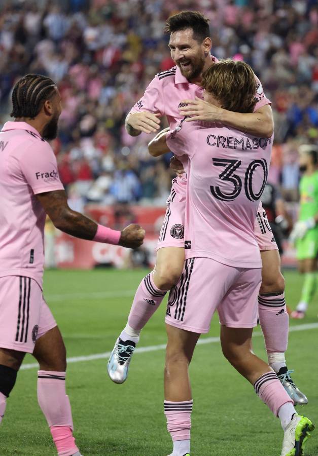 Messi celebrando con Benjamin Cremaschi, quien le dio la asistencia, y DeAndre Yedlin.