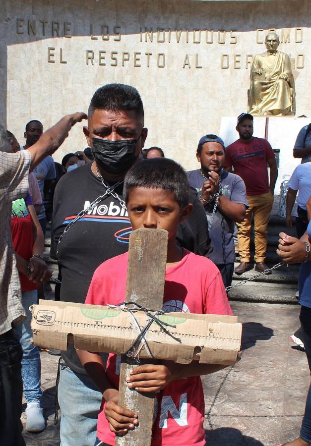 Menores de edad también recorren la caravana migrante.