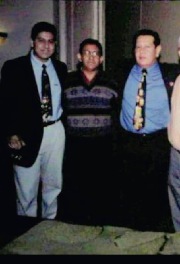 Carlos Peraza junto a Mario H. Morales y su padre Carlos Alberto Peraza Zúniga (QDDG) en una foto del archivo personal del locutor que murió este jueves en San Pedro Sula a los 52 años.