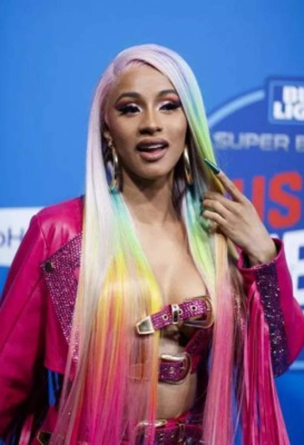 Cardi B<br/><br/>El ascenso de la rapera al estrellato inició en su Instagram, donde ahora cuenta con más de 47 millones de seguidores.<br/><br/>Aunque ahora es famosa, la cantante no deja su esencia compartiendo sobre su vida y opiniones políticas.<br/><br/>En enero, Cardi llegó a los titulares por publicar un video en el que criticaba al presidente Trump por le cierre del gobierno. El video se volvió viral, a la fecha acumula unas 20 millones de visitas en Instagram. <br/>