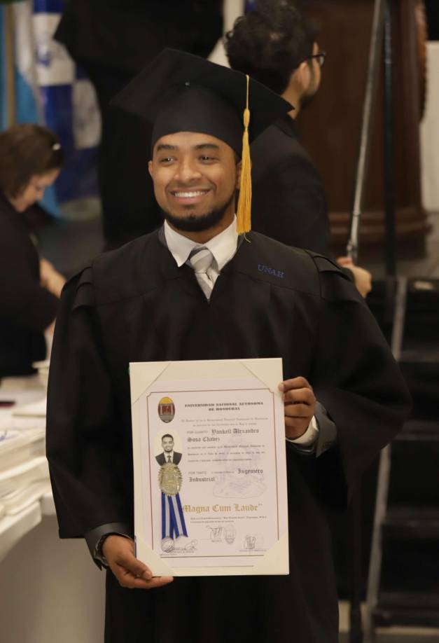 ¡Felices y orgullosos! Así festejan los nuevos egresados de Unah-vs