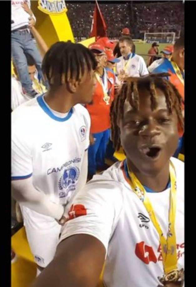 ¿Cómo se coló en la celebración? Su complice fue el jugador olimpista Deiby Flores. 'Agradecido con Dios y mi hermanito Deiby Flores. Gracias Dios por todo lo que has hecho por mí, nunca pensé que iba a pasar esto, me siento feliz y orgulloso por lo que estoy haciendo', escribió 'La Taflo' en su cuenta de Instagram.