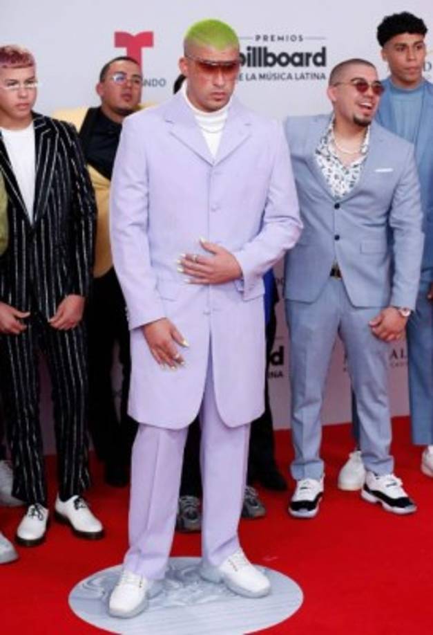 Bad Bunny llegó como todo un divo a la alfombra roja de los Billboard Latinos, miren esas uñas.