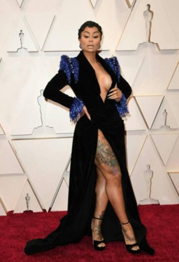 Blac Chyna podría haberse cubierto más para la ceremonia.