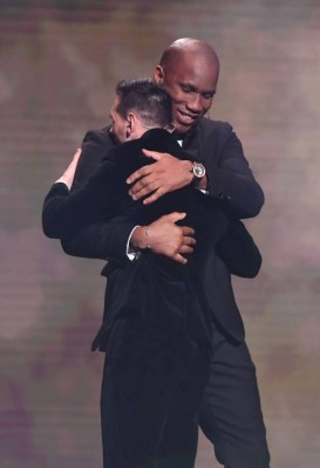 El cariñoso abrazo de Didier Drogba con Lionel Messi después de anunciar al argentino como el ganador del Balón de Oro 2019.
