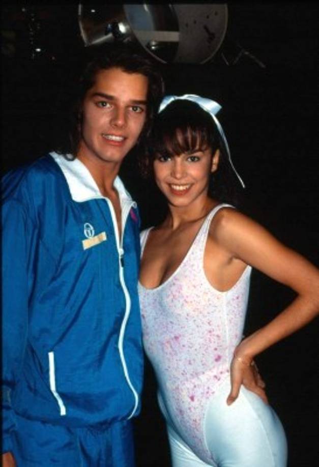 En esta imagen aparece con Ricky Martin, uno de sus compañeros en la agrupación.