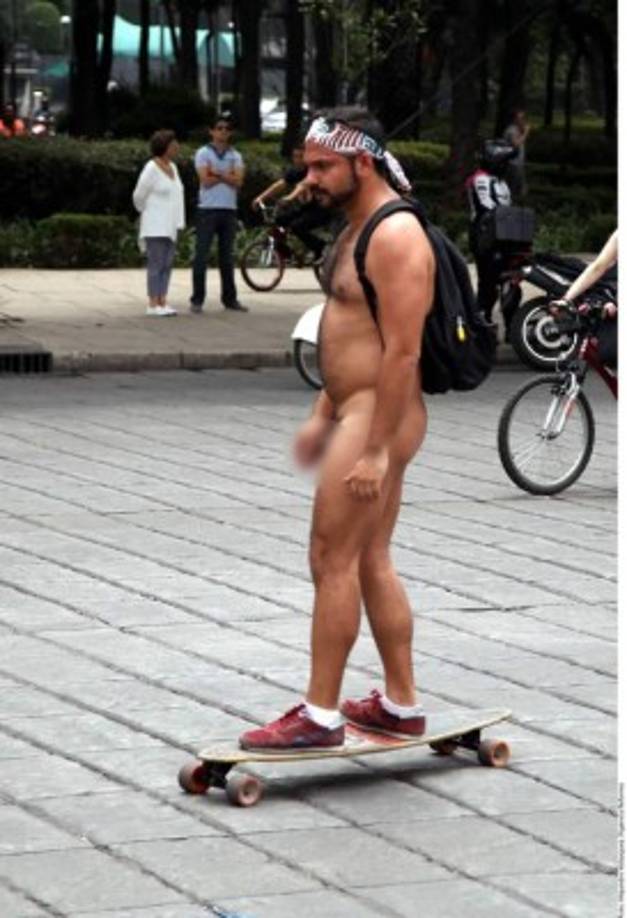 Cientos se lanzan como Dios los trajo al mundo para promover el uso de transportes que no contaminen el medio ambiente. (la mayoría va en bicicletas, pero algunos en patinetas y patines).