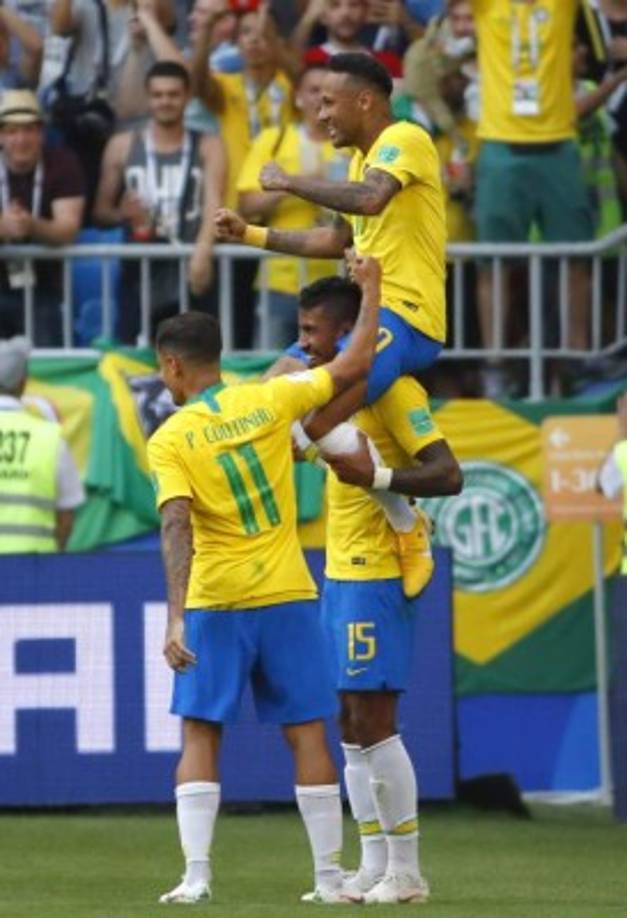 Neymar fue colgado por los hombros por parte de Paulinho en el momento de su anotación.