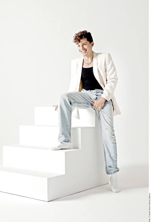 “Cualquier día que signifique playa, fiesta o diversión es mi día, mi temporada o mi momento favorito del año; aunque prefiero los días con calor y sol, que los nublados o fríos”. Charlie Puth, cantante 