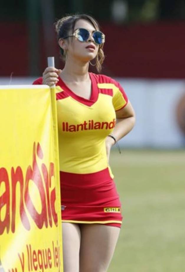 Ana Bautista, una de las bellas edecanes que cautivó en el estadio Yankel Rosenthal.