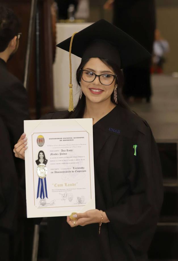 ¡Felices y orgullosos! Así festejan los nuevos egresados de Unah-vs