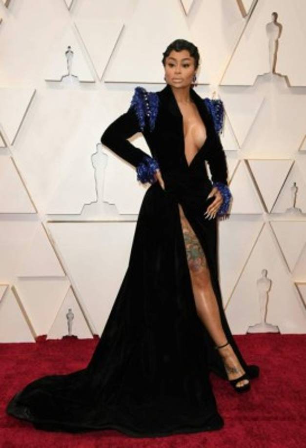La celebridad y modelo Blac Chyna fue una de las primeras celebridades en desfilar por la alfombra roja, luciendo una pierna escotada que dejó al aire sus tatuajes.
