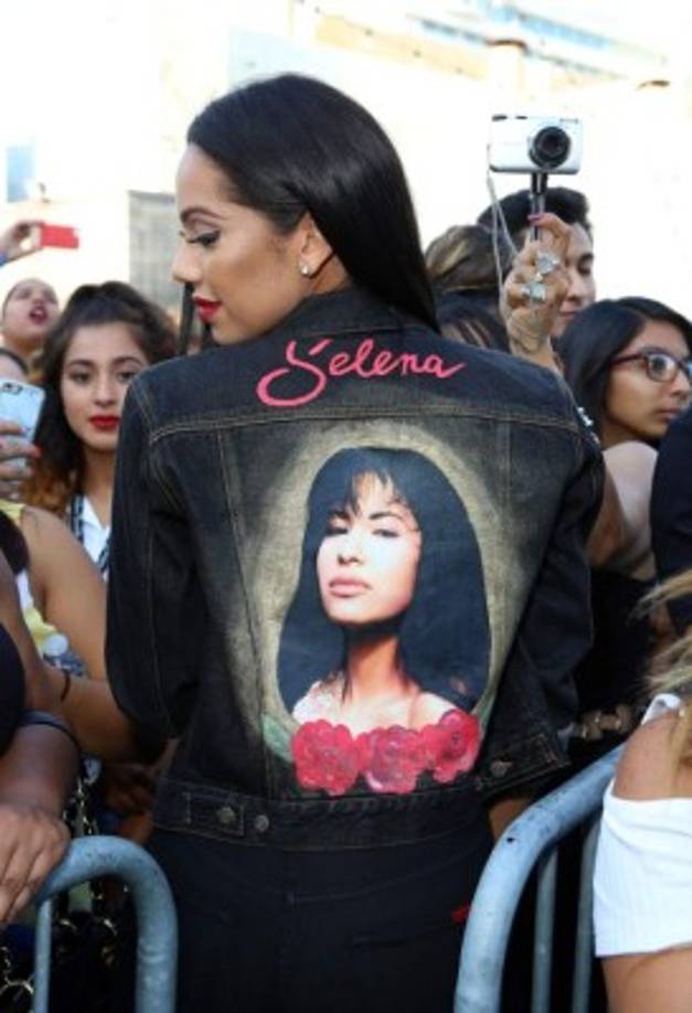 Esta fans lució una chaqueta de Selena.