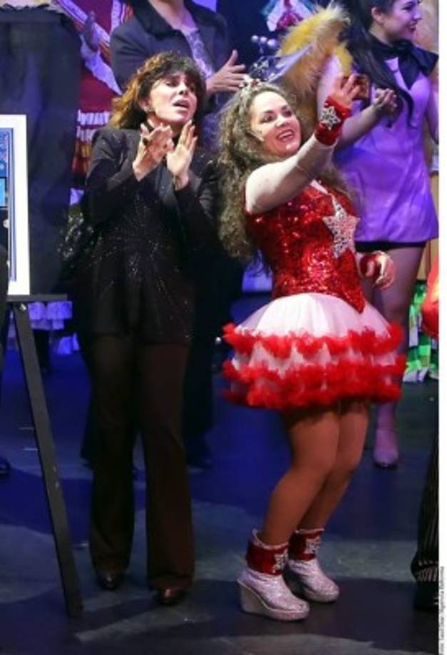 La actriz Verónica Castro y Tatiana (centro) engalanó el cierre de temporada de la pastorela Un Ángel en Tu Camino, del padre José de Jesús Aguilar, que ofreció su última función la noche del jueves en el Teatro Rafael Solana.