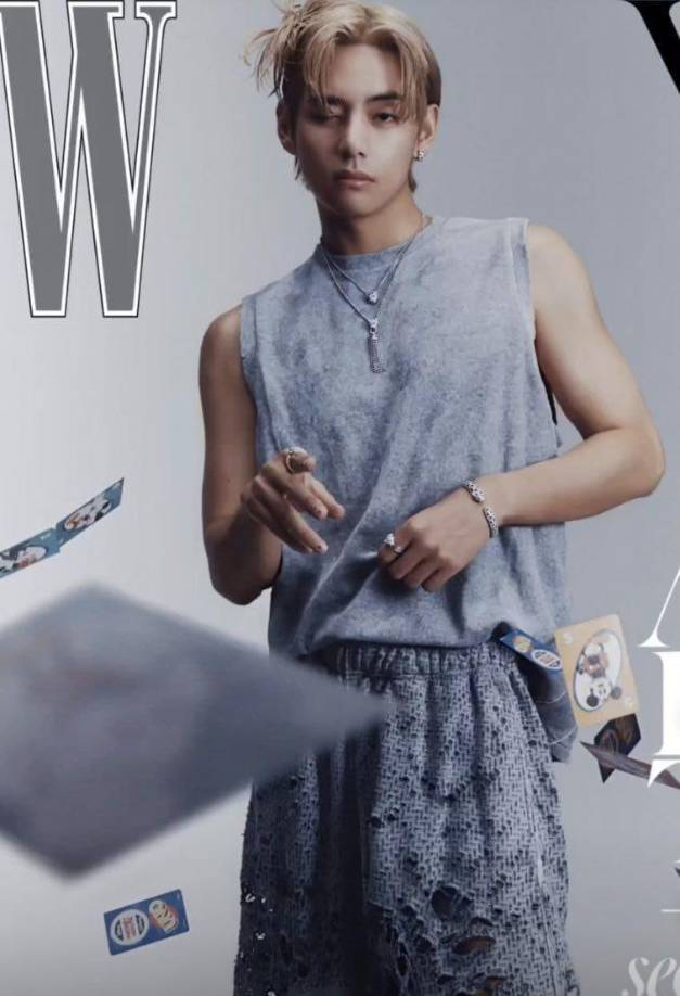 “W Korea lo capturó en un estudio en Seúl. En dos ediciones respectivas, ‘W(Woman)’ y ‘M(Man)’, W Corea VOL. 9 te mostrará un retrato multifacético de V. ¡El colorido espectro de V se reparte en casi 50 páginas a través de dos libros, incluyendo su entrevista muy íntima!”
